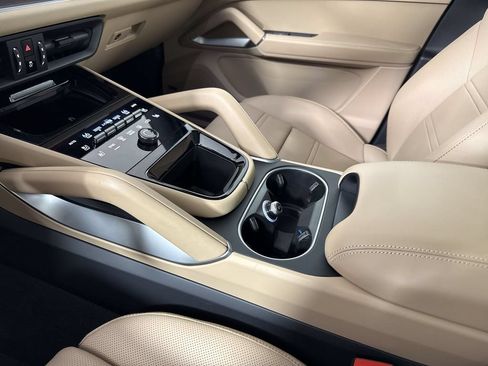 Certified 2026 Porsche Cayenne E-Hybrid AWD/4WD image 31