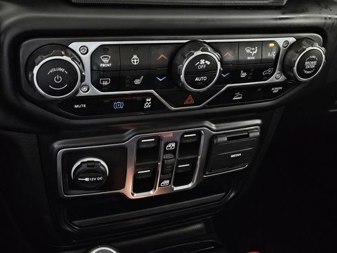 Used 2023 Jeep Wrangler Unlimited Sahara w/ Cold Weather Group image 16