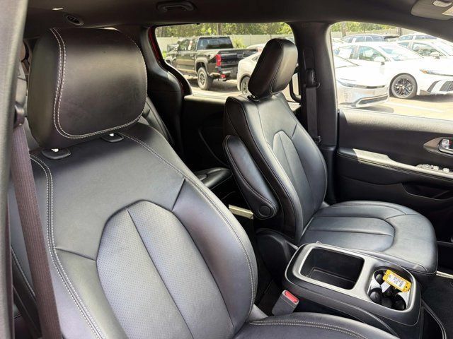 Used 2025 Chrysler Pacifica Select FWD image 16