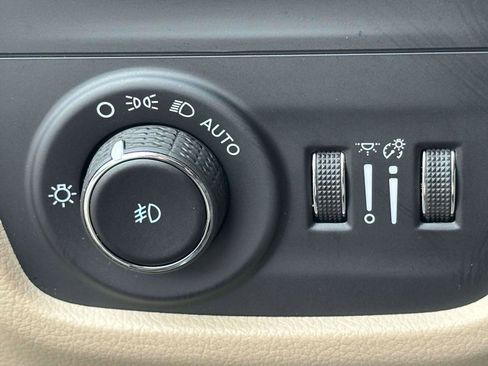 Used 2023 Jeep Grand Cherokee Limited w/ Luxury Tech Group II image 19