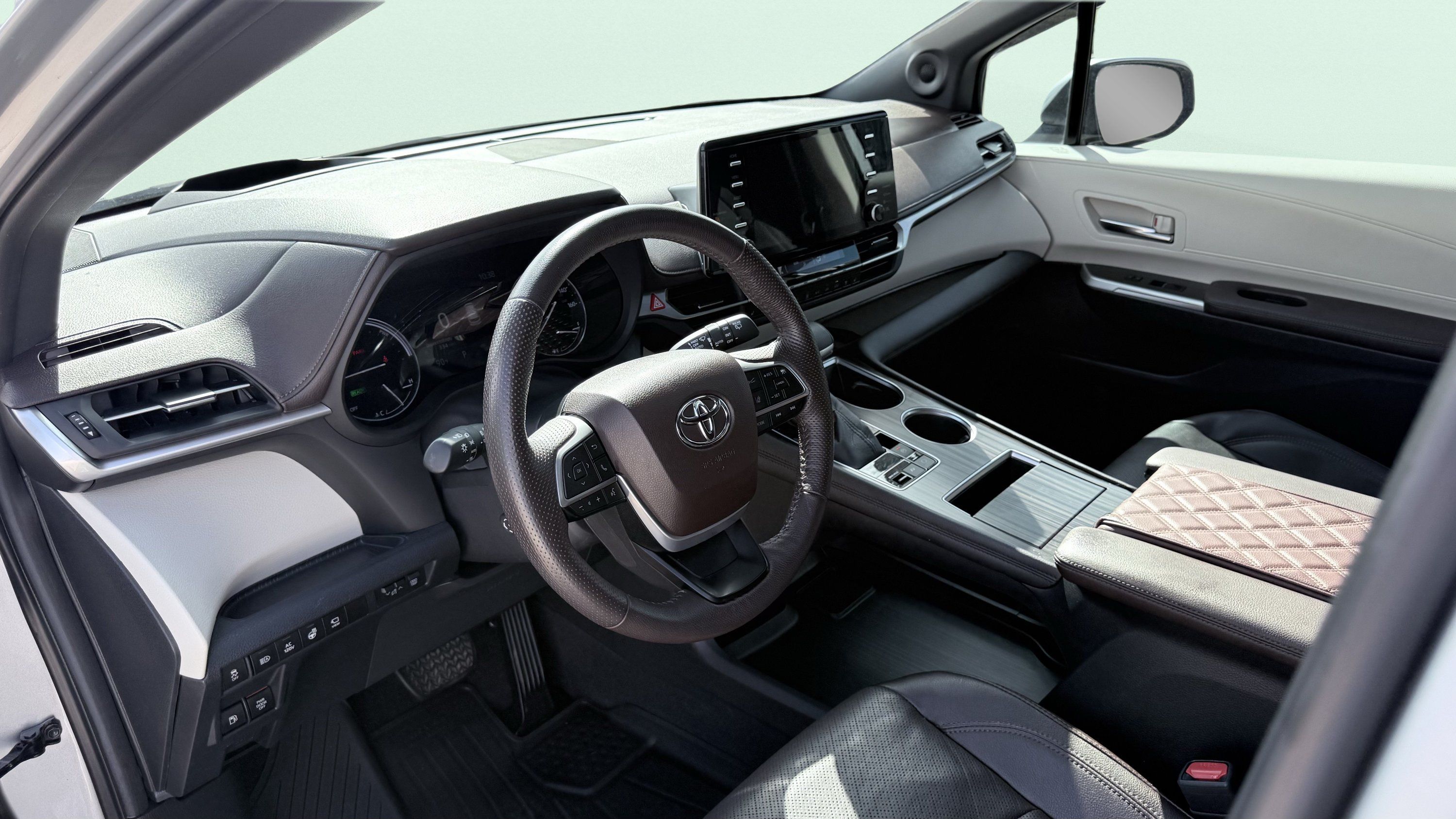 Used 2022 Toyota Sienna Platinum FWD image 28