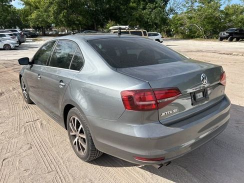 Used 2017 Volkswagen Jetta SE image 3