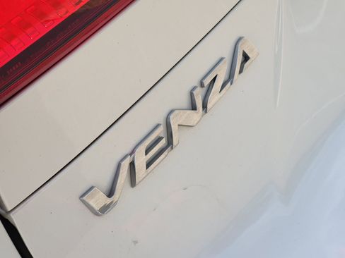 Used 2021 Toyota Venza LE AWD/4WD image 18