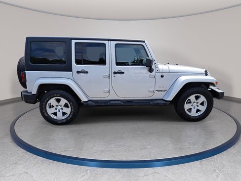 Used 2012 Jeep Wrangler Unlimited Sahara w/ Dual Top Group AWD/4WD image 4