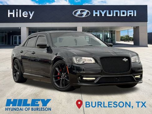 Used 2023 Chrysler 300 C image 2