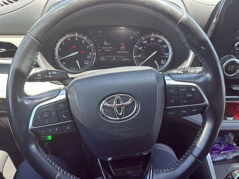 Used 2021 Toyota Highlander XLE AWD/4WD image 6