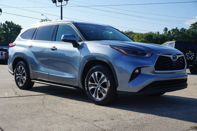 Used 2021 Toyota Highlander XLE FWD image 2