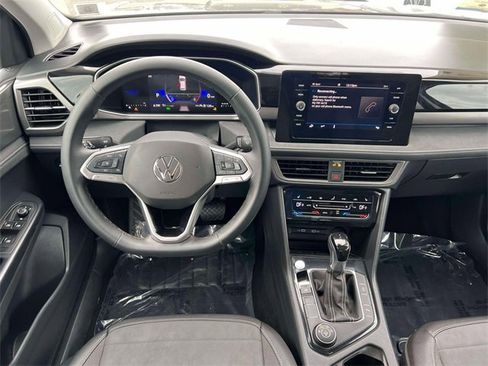 Used 2025 Volkswagen Taos SE image 13
