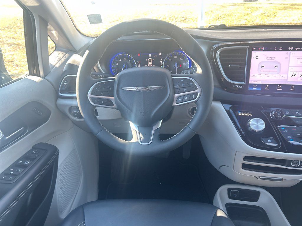 Used 2024 Chrysler Pacifica Touring-L FWD image 14