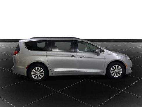 Used 2017 Chrysler Pacifica Touring-L image 6