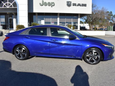 Used 2022 Hyundai Elantra Limited w/ Cargo Package image 10