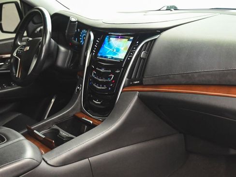 Used 2019 Cadillac Escalade Luxury image 33