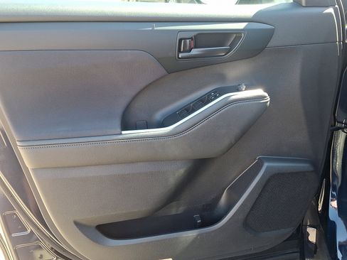 Certified 2024 Toyota Highlander AWD image 12