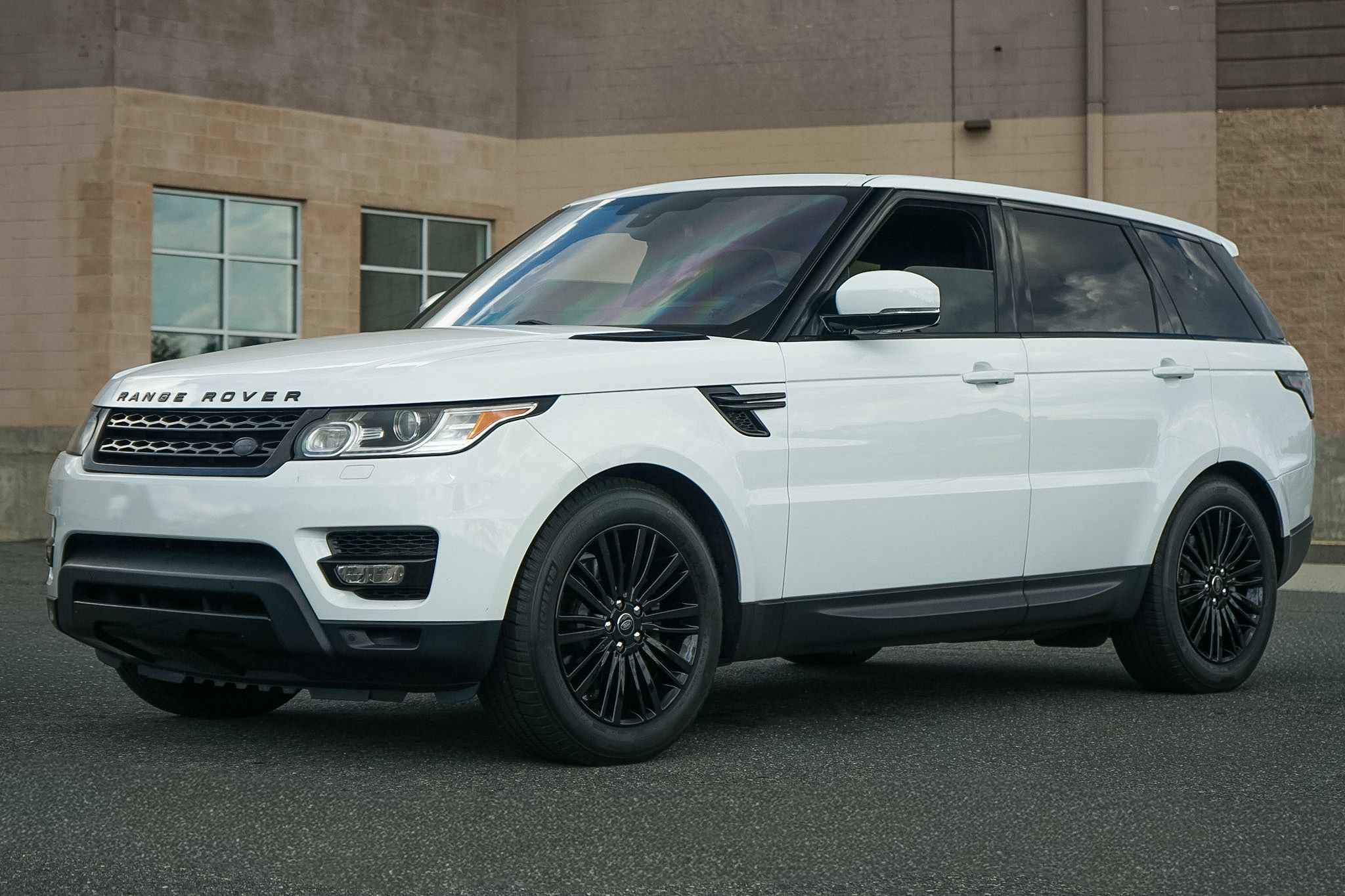 Used 2016 Land Rover Range Rover Sport SE AWD/4WD image 2