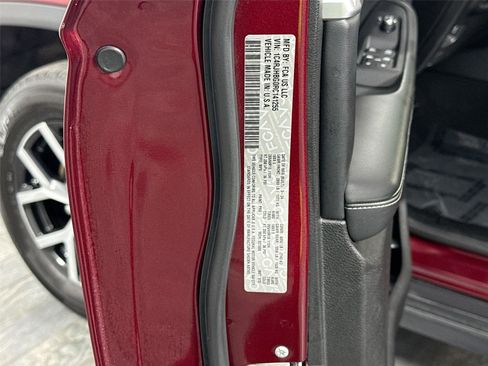 Used 2024 Jeep Grand Cherokee Limited image 41