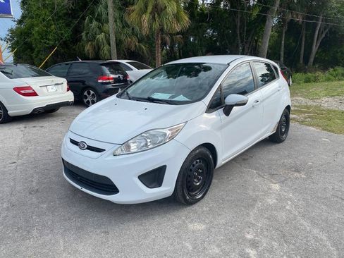 Used 2013 Ford Fiesta SE FWD image 2