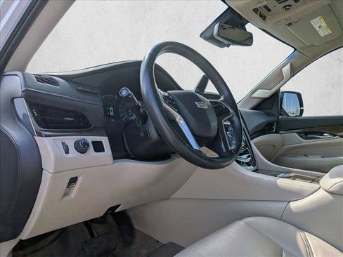 Used 2020 Cadillac Escalade ESV Premium Luxury image 10