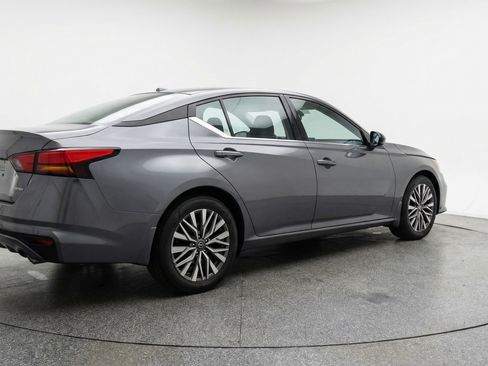 Used 2025 Nissan Altima 2.5 SV FWD image 9