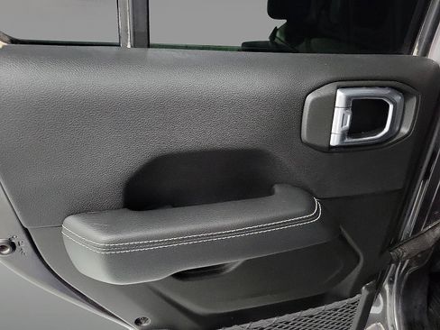 Used 2022 Jeep Wrangler Unlimited Sahara w/ Dual Top Group image 18