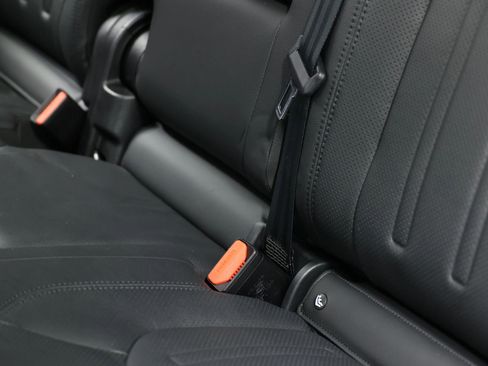 Used 2022 Land Rover Defender 110 SE image 46