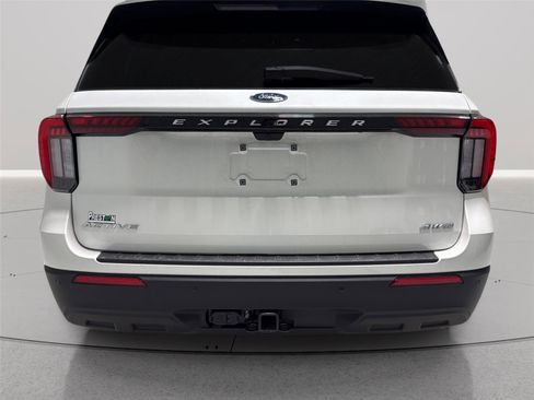 Used 2025 Ford Explorer Active AWD/4WD image 9