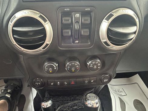 Used 2018 Jeep Wrangler Unlimited Sahara w/ Connectivity Group AWD/4WD image 22