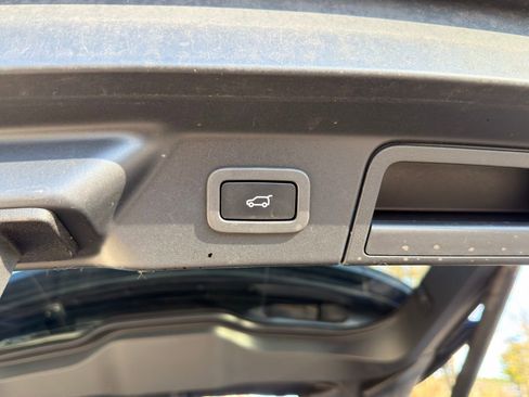 Used 2019 Land Rover Range Rover Velar R-Dynamic SE image 18