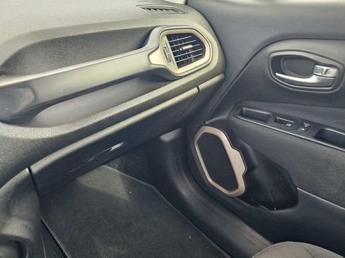 Used 2017 Jeep Renegade Latitude FWD image 33