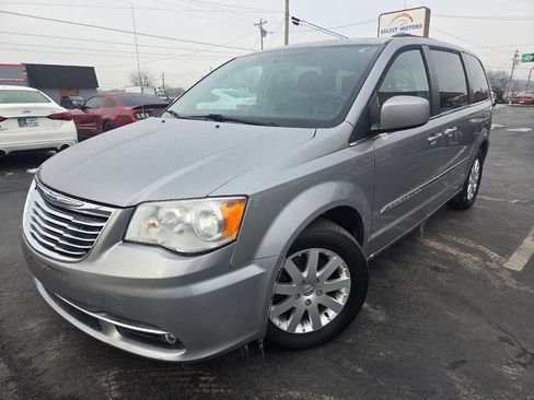 Used 2016 Chrysler Town & Country Touring image 2