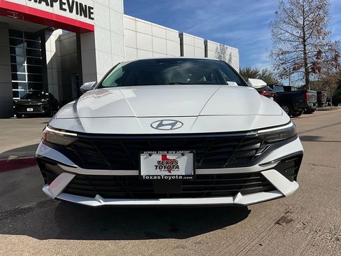 Used 2025 Hyundai Elantra Limited image 4