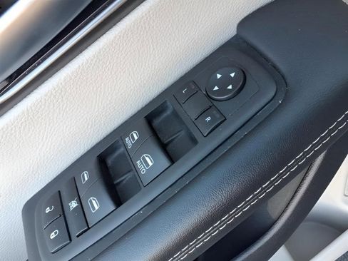 Used 2023 Chrysler Pacifica Touring-L FWD image 17