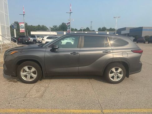 Used 2023 Toyota Highlander L FWD image 2