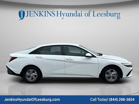 New 2026 Hyundai Elantra SE FWD image 3