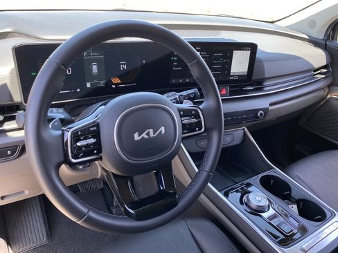 Used 2025 Kia Carnival EX FWD image 20