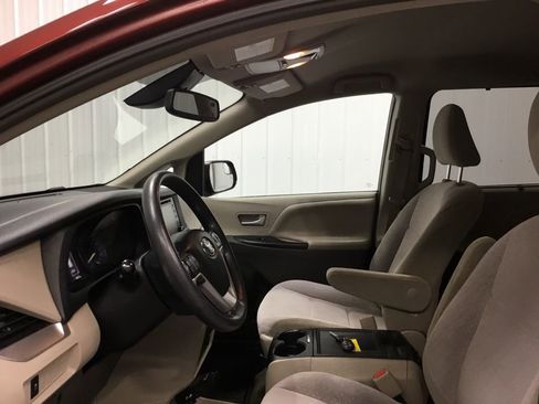 Used 2018 Toyota Sienna LE w/ Protection Package image 4