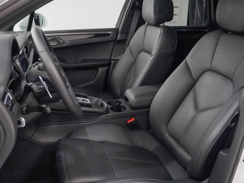 Certified 2025 Porsche Macan image 5