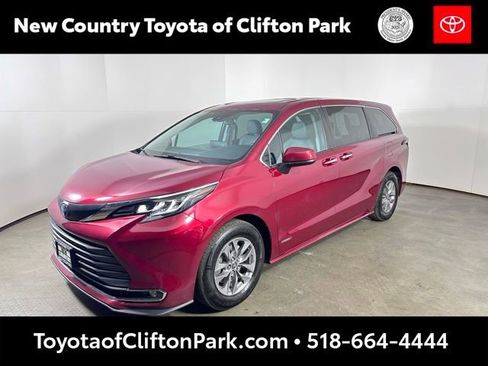 Used 2021 Toyota Sienna XLE image 7