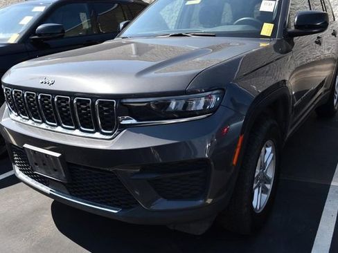 Used 2024 Jeep Grand Cherokee Laredo image 3