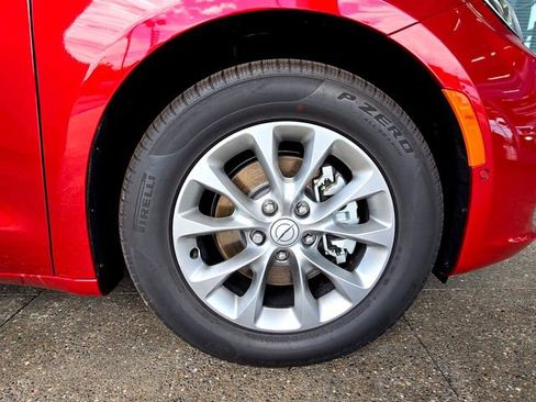 New 2026 Chrysler Pacifica Limited FWD image 31