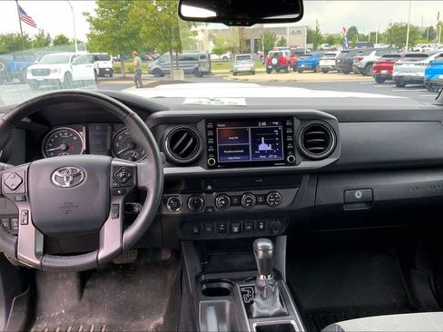Used 2020 Toyota Tacoma TRD Sport w/ Exterior Package AWD/4WD image 10