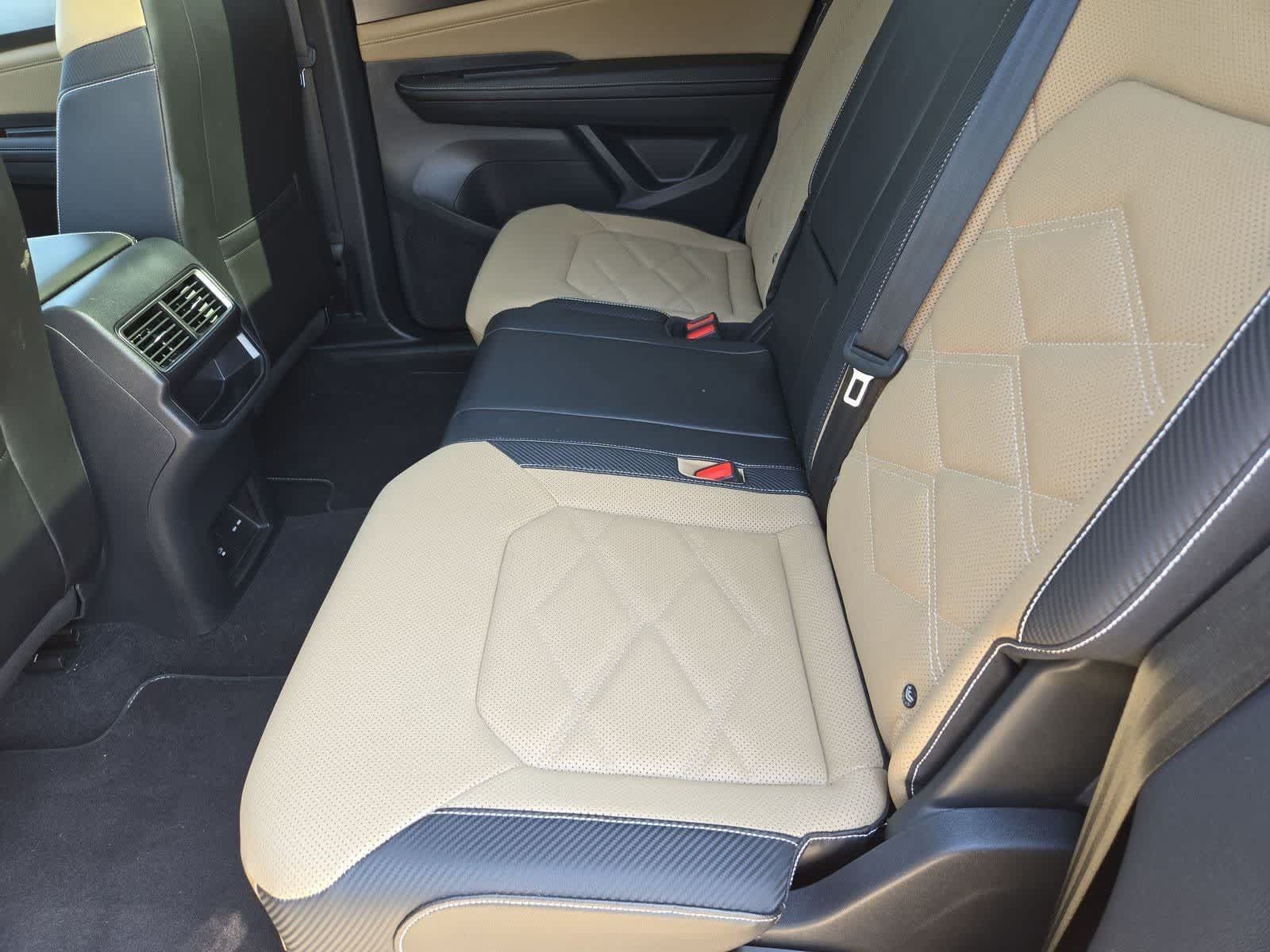 Used 2024 Volkswagen Atlas Cross Sport SE w/ Panoramic Sunroof Package FWD image 18