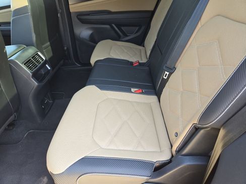 Used 2024 Volkswagen Atlas Cross Sport SE w/ Panoramic Sunroof Package FWD image 18