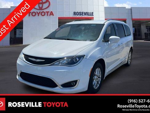 Used 2020 Chrysler Pacifica Touring-L image 1