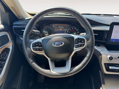 Used 2024 Ford Explorer XLT image 12