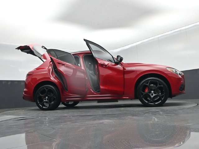 Used 2023 Alfa Romeo Stelvio Veloce AWD/4WD image 76