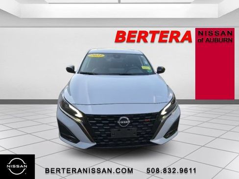Used 2023 Nissan Altima 2.5 SR w/ SR Premium Package FWD image 3