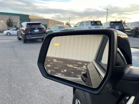 Used 2023 GMC Acadia SLT image 24