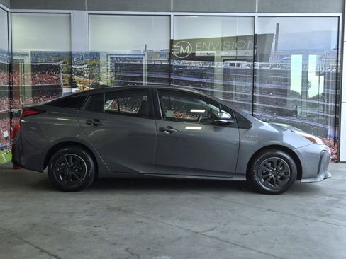 Used 2021 Toyota Prius LE image 4