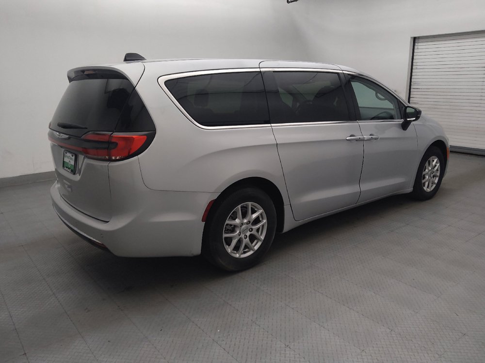 Used 2024 Chrysler Pacifica Touring-L FWD image 10