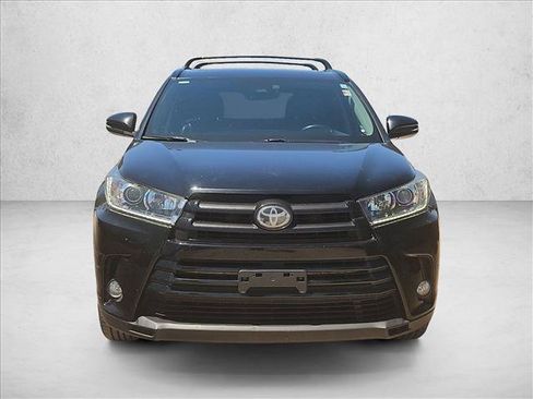 Used 2017 Toyota Highlander SE FWD image 2